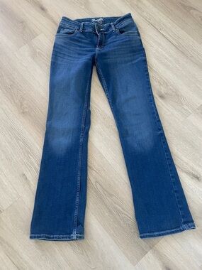 Wrangler size 5/32 bootcut mid rise jeans.